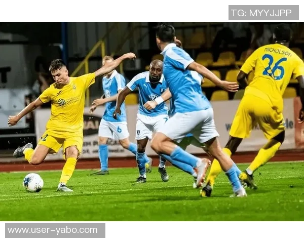 因暴雨导致球场积水严重欧协联一场比赛被迫中断引发关注